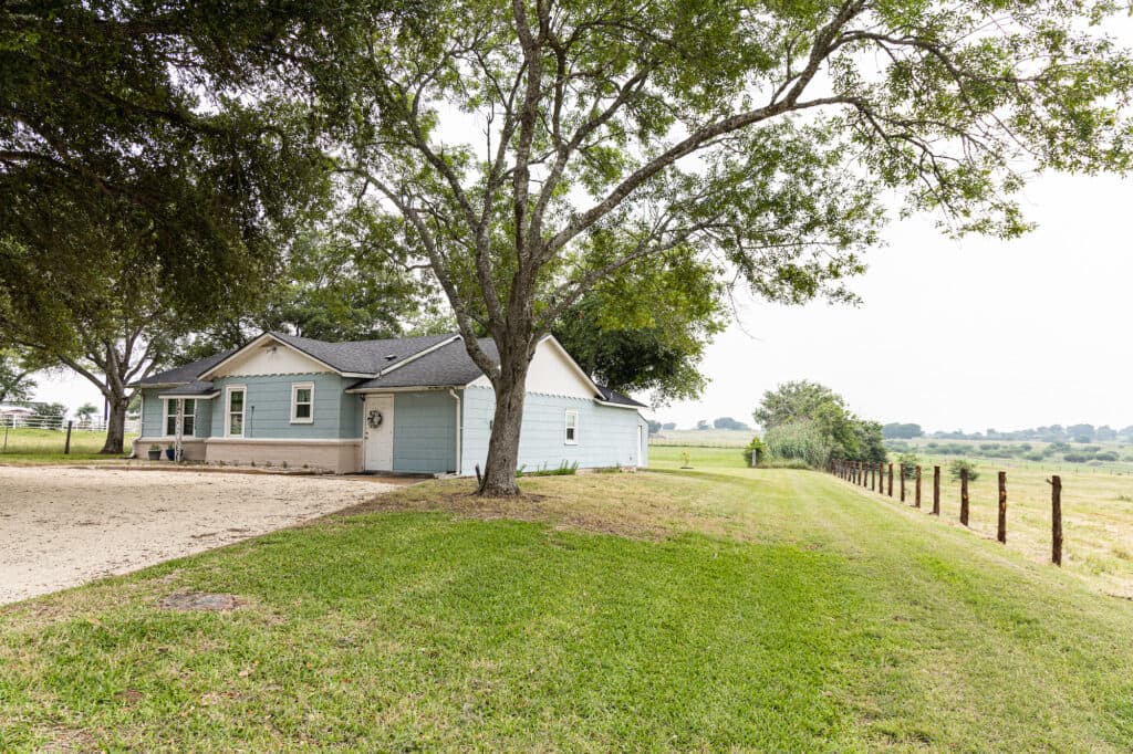 1024 S. State Highway 95, Shiner — public listing photo 2