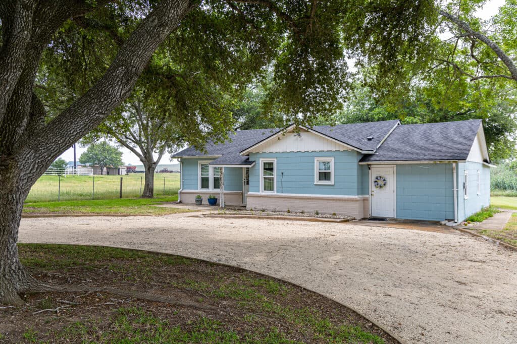 1024 S. State Highway 95, Shiner — public listing photo 3