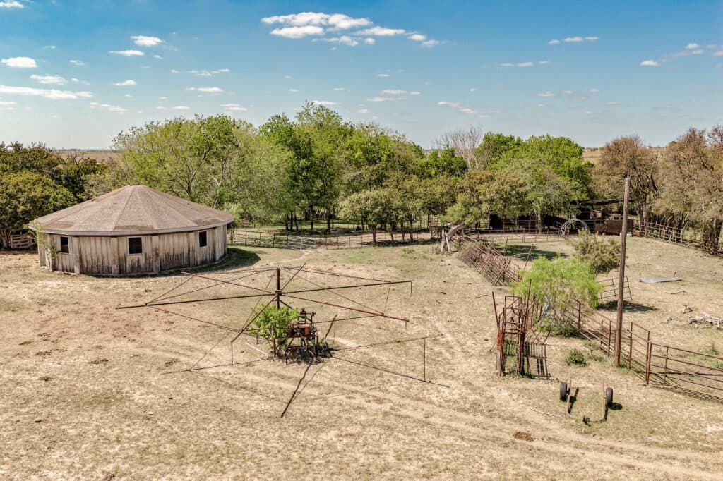 1037 CR 340, Shiner, TX 77984 — public listing photo 5