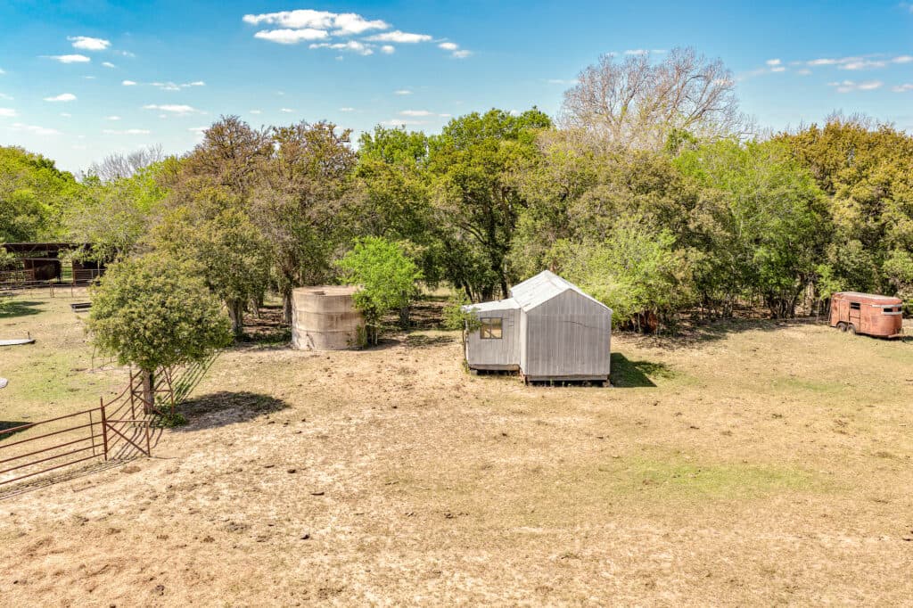1037 CR 340, Shiner, TX 77984 — public listing photo 7