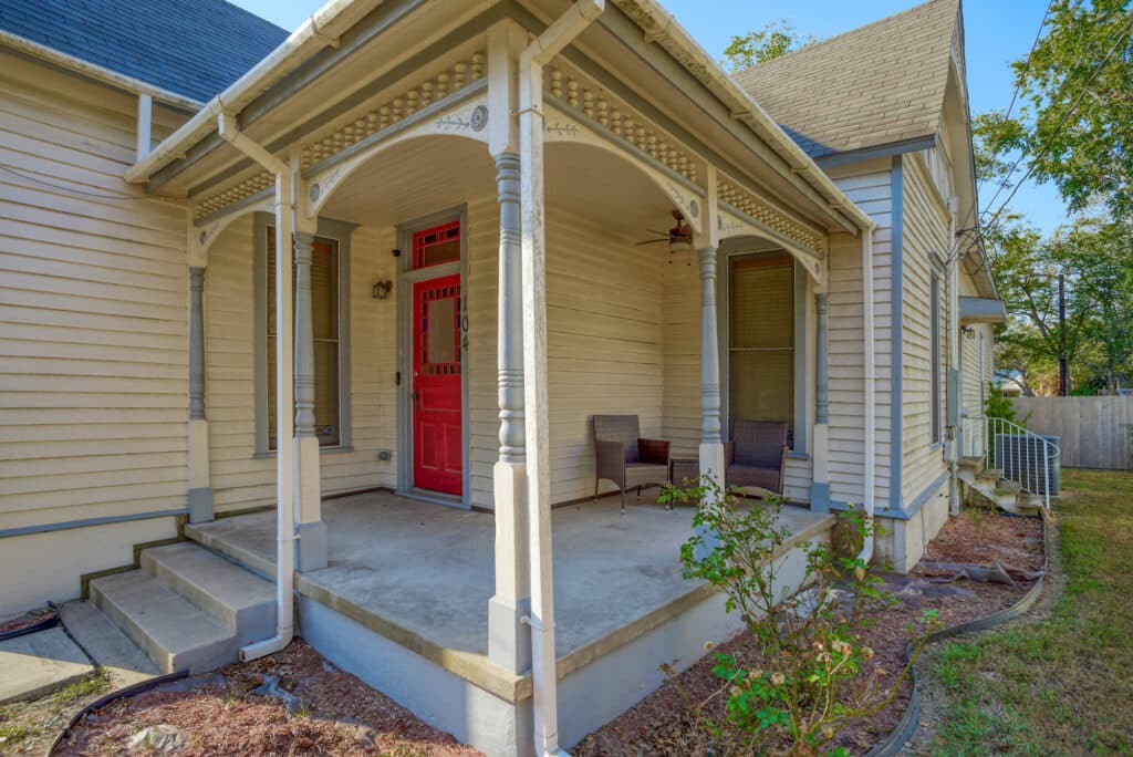 104 Coke Street, Yoakum — public listing photo 2