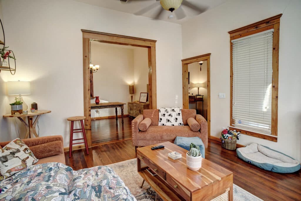 104 Coke Street, Yoakum — public listing photo 8