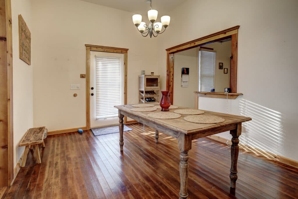 104 Coke Street, Yoakum — public listing photo 11