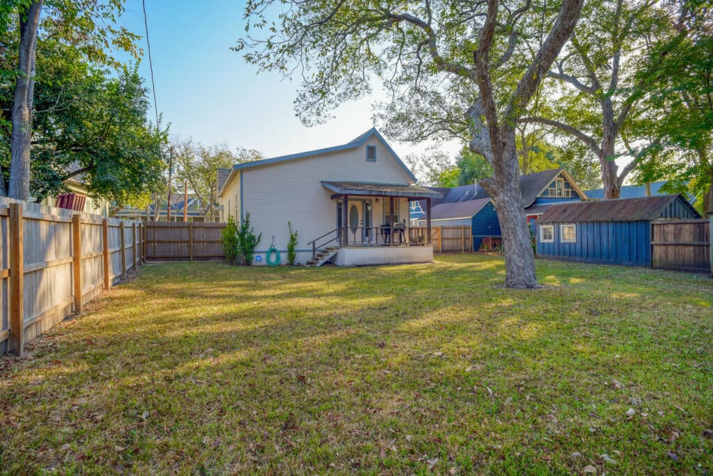 104 Coke Street, Yoakum — public listing photo 33