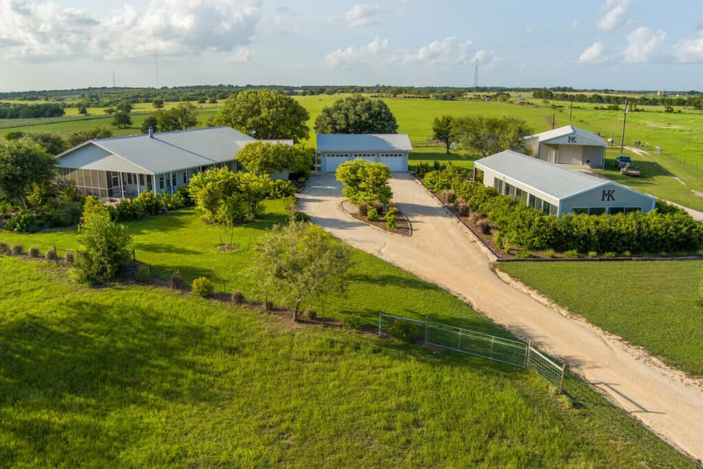 1112 CR 376, Shiner, TX — public listing photo 4