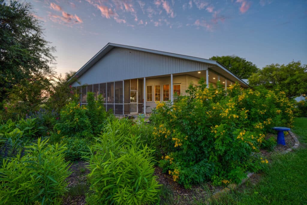 1112 CR 376, Shiner, TX — public listing photo 10