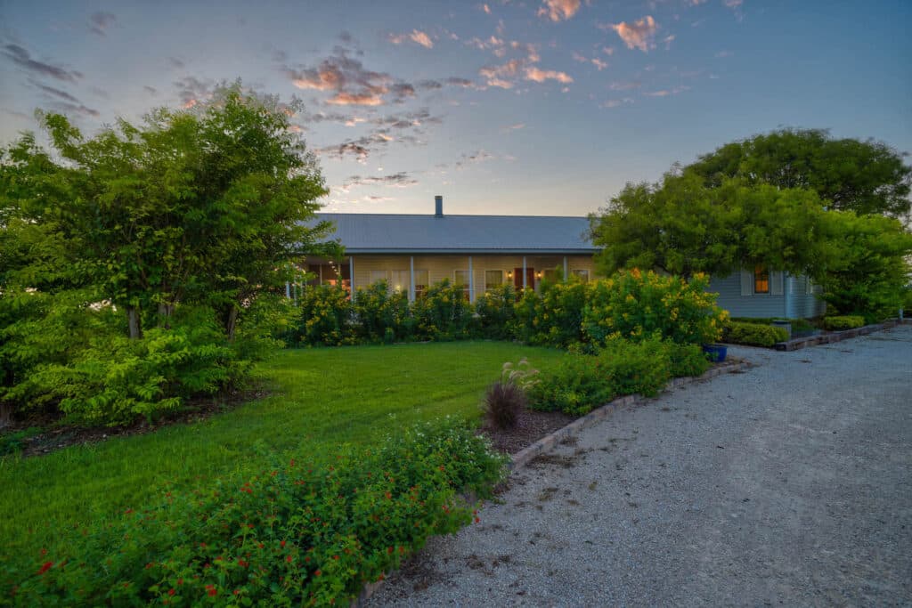 1112 CR 376, Shiner, TX — public listing photo 11