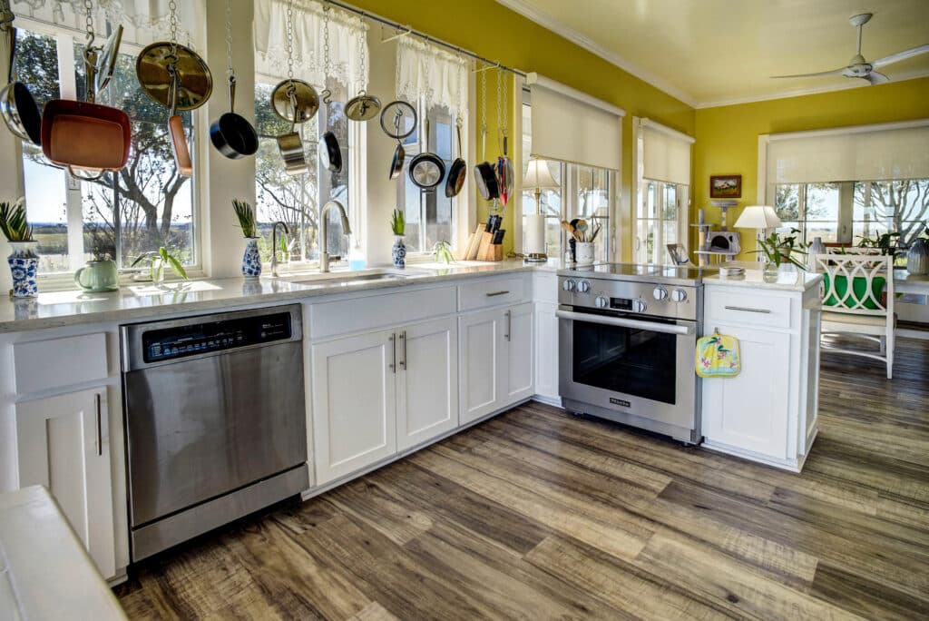 1112 CR 376, Shiner, TX — public listing photo 15