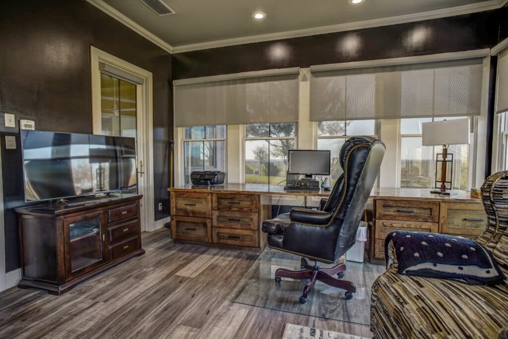 1112 CR 376, Shiner, TX — public listing photo 24