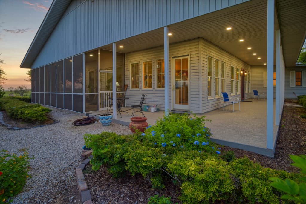 1112 CR 376, Shiner, TX — public listing photo 27