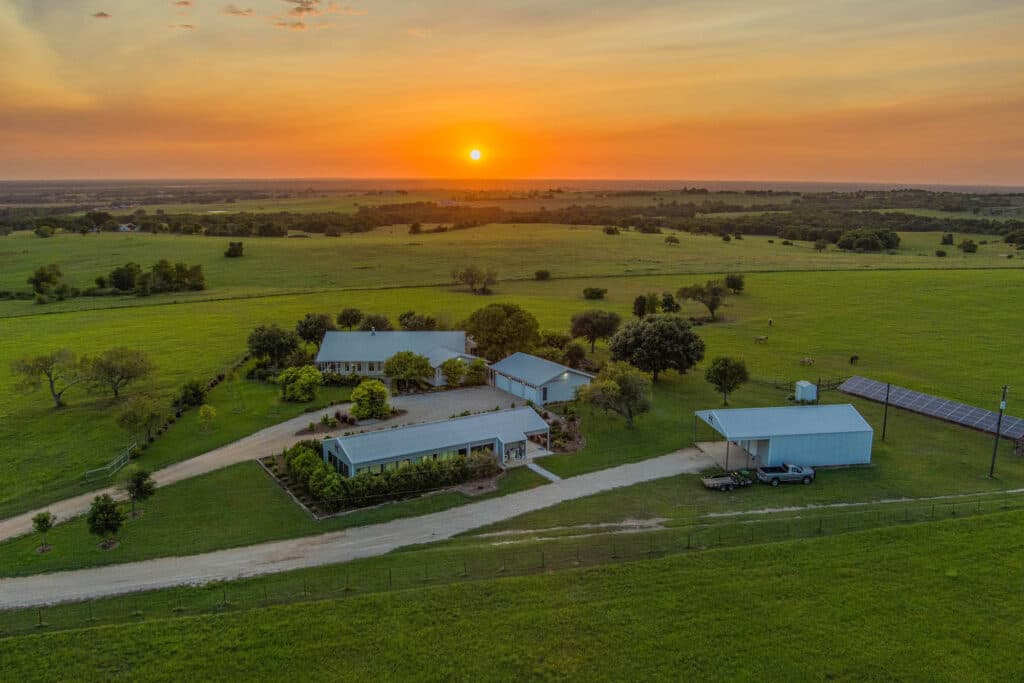 1112 CR 376, Shiner, TX — public listing photo 28