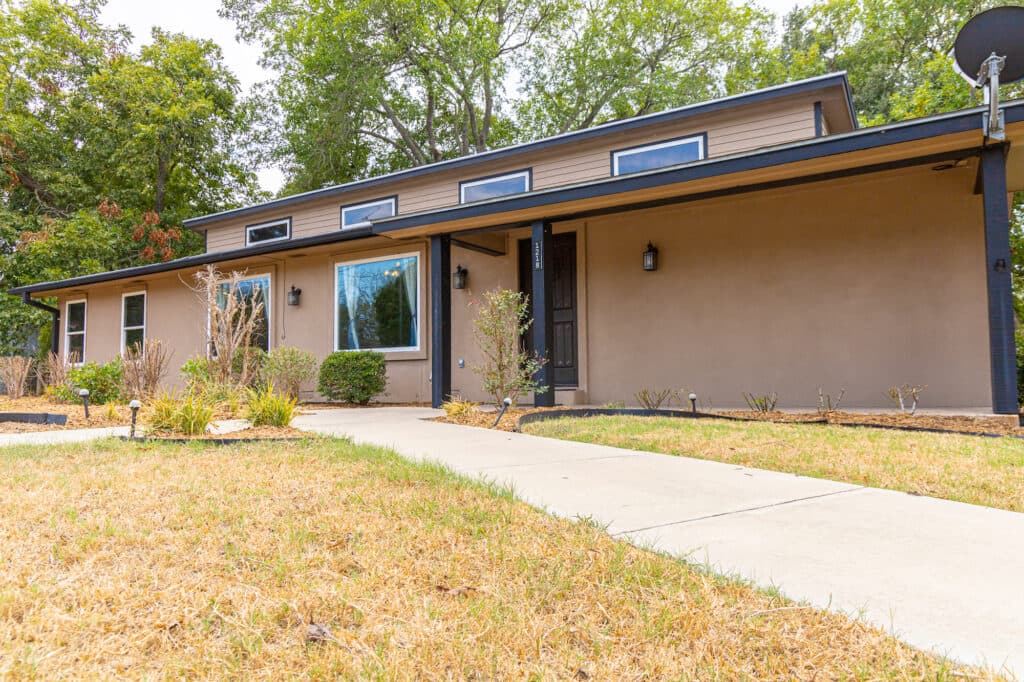 1218 N Ave C, Shiner — public listing photo 3