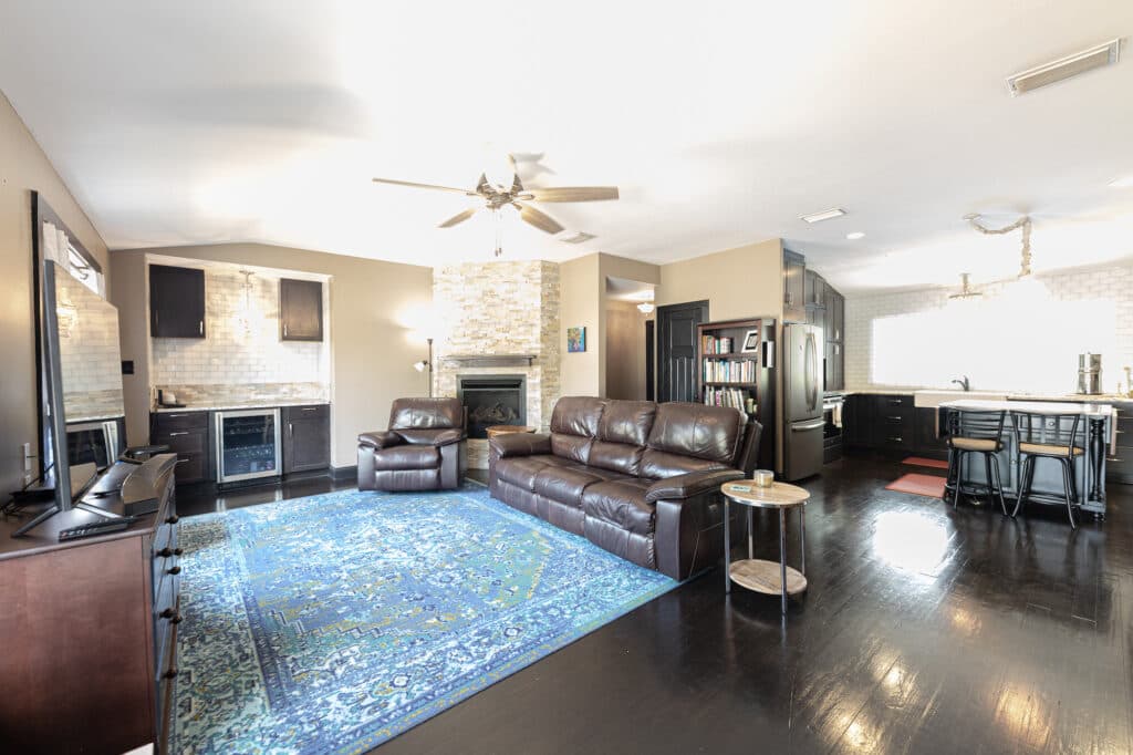 1218 N Ave C, Shiner — public listing photo 5