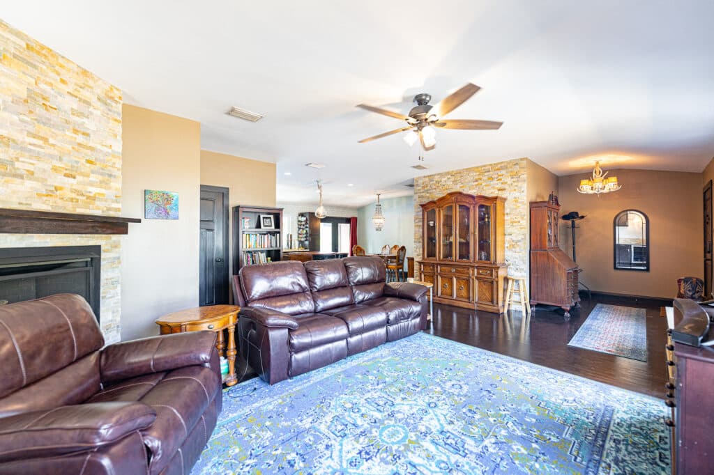 1218 N Ave C, Shiner — public listing photo 8