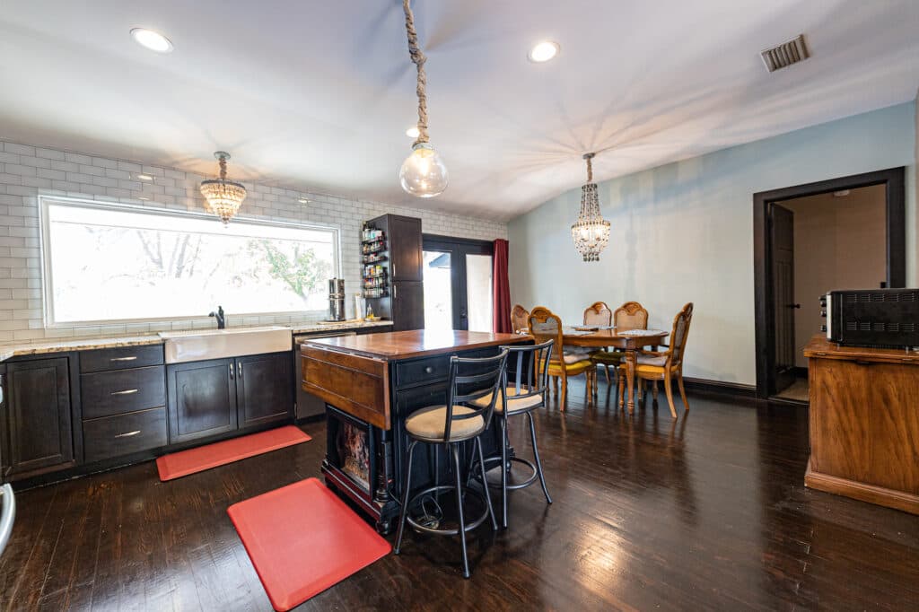 1218 N Ave C, Shiner — public listing photo 9
