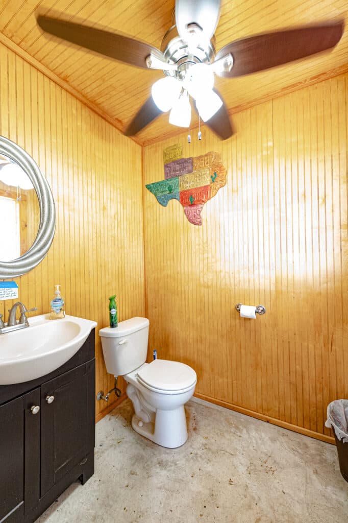 1218 N Ave C, Shiner — public listing photo 28