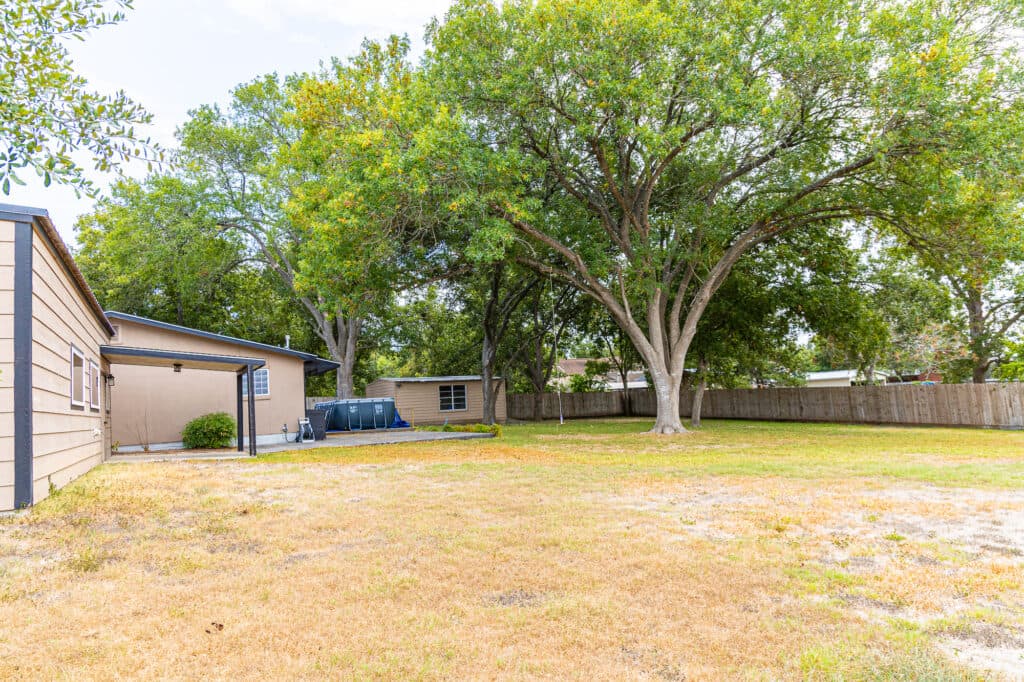 1218 N Ave C, Shiner — public listing photo 29