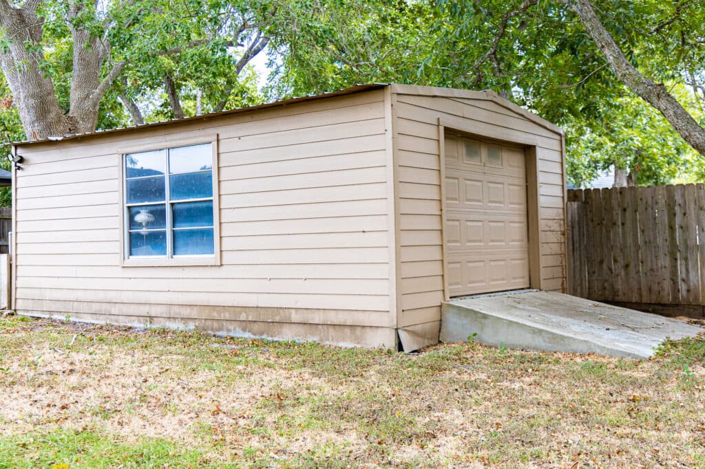 1218 N Ave C, Shiner — public listing photo 31