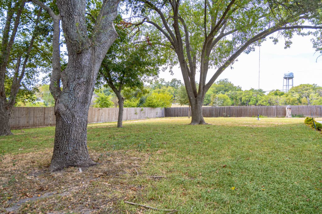 1218 N Ave C, Shiner — public listing photo 35