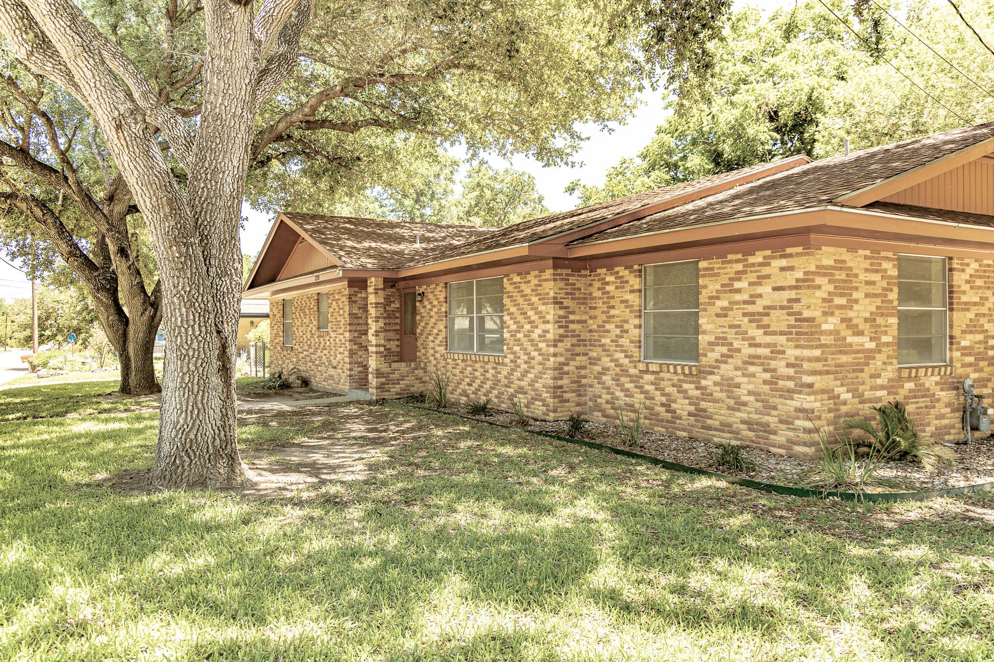 1220 N Ave I, Shiner, TX 77984 — public listing photo 2