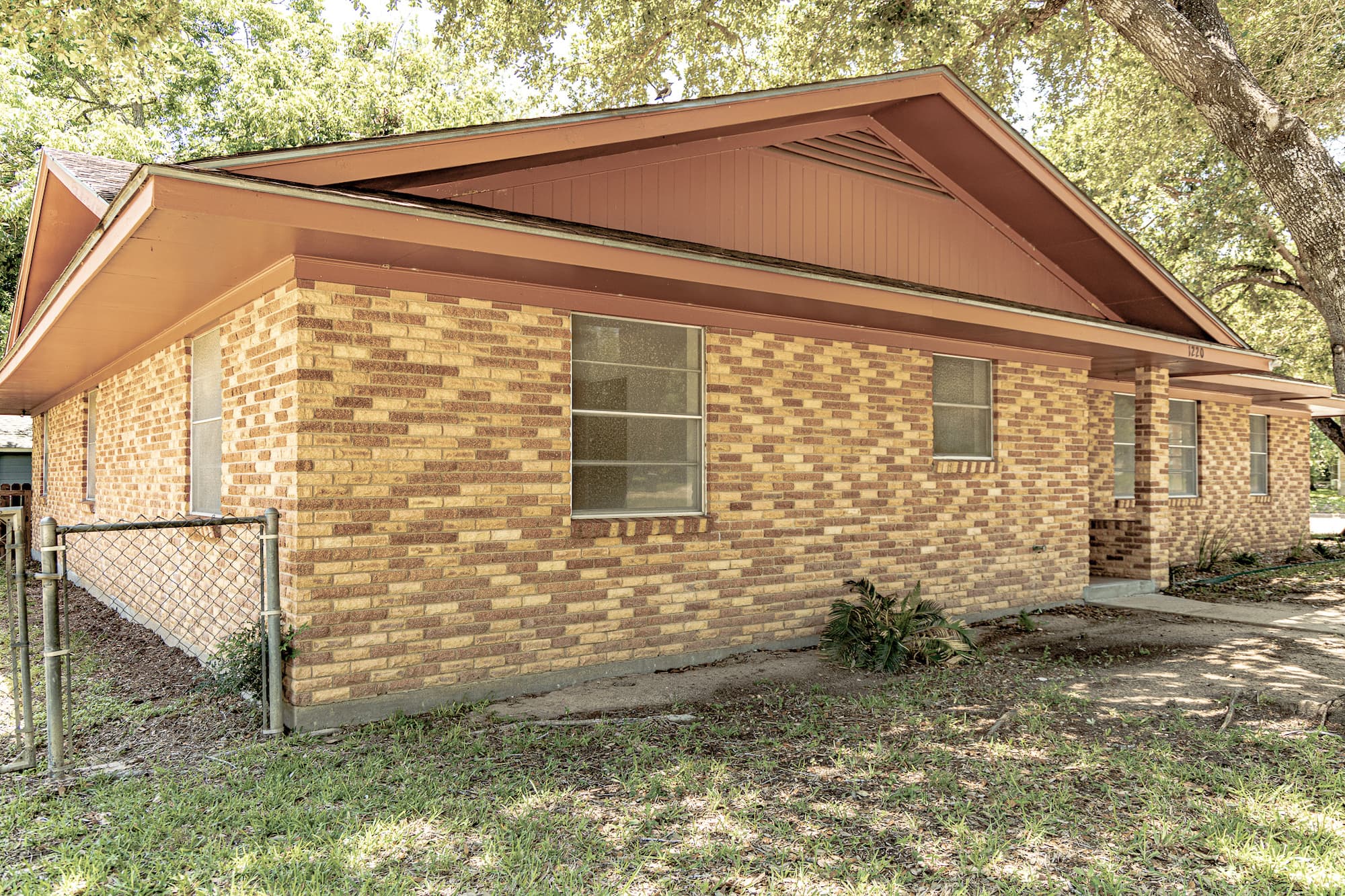 1220 N Ave I, Shiner, TX 77984 — public listing photo 3