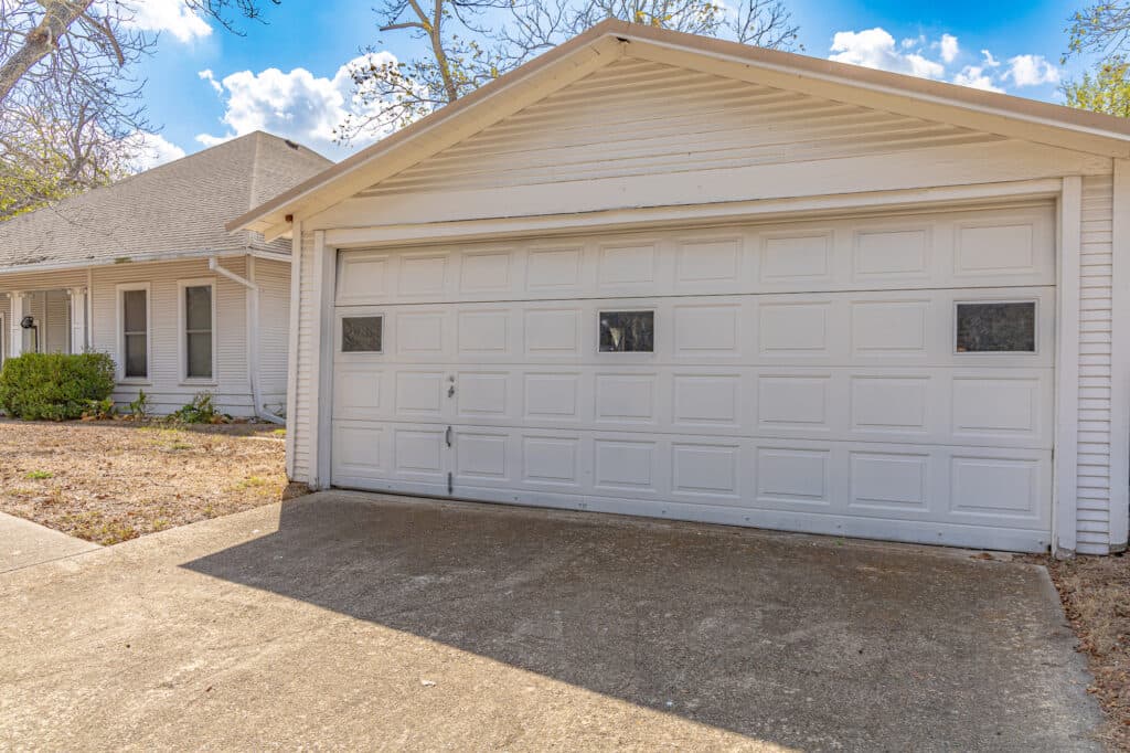 1306 N Ave G, Shiner — public listing photo 2