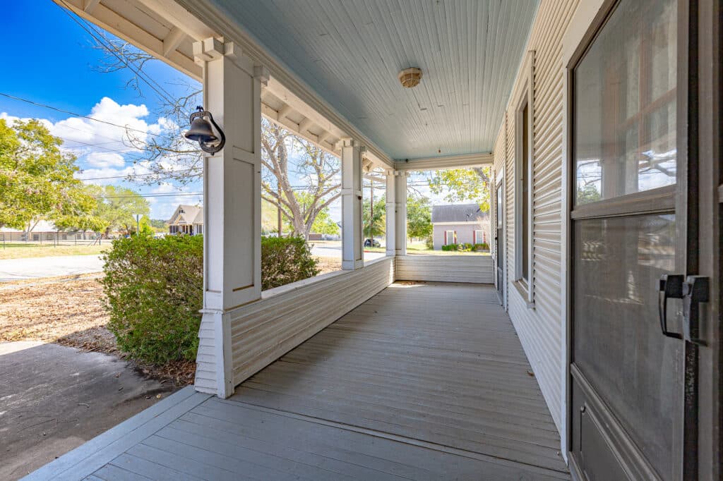 1306 N Ave G, Shiner — public listing photo 4