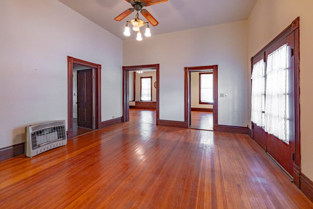 1306 N Ave G, Shiner — public listing photo 5