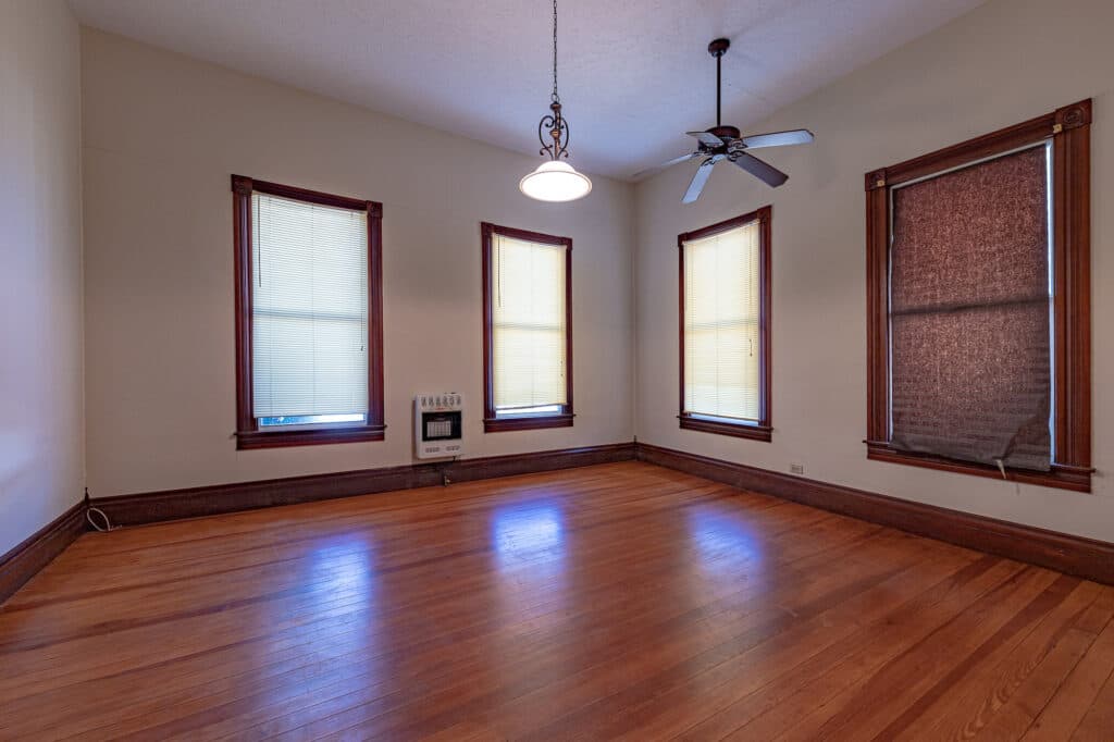 1306 N Ave G, Shiner — public listing photo 7