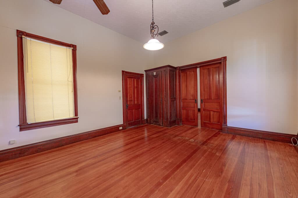 1306 N Ave G, Shiner — public listing photo 8