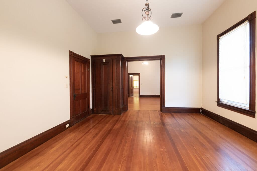 1306 N Ave G, Shiner — public listing photo 9