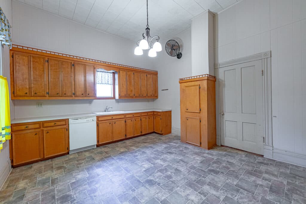 1306 N Ave G, Shiner — public listing photo 11