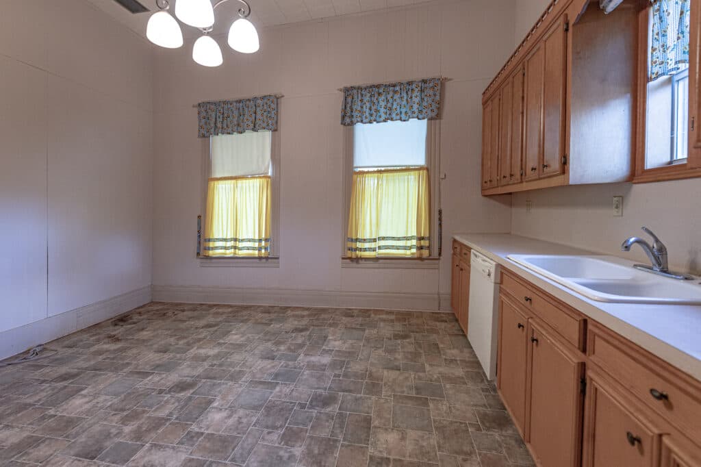 1306 N Ave G, Shiner — public listing photo 12