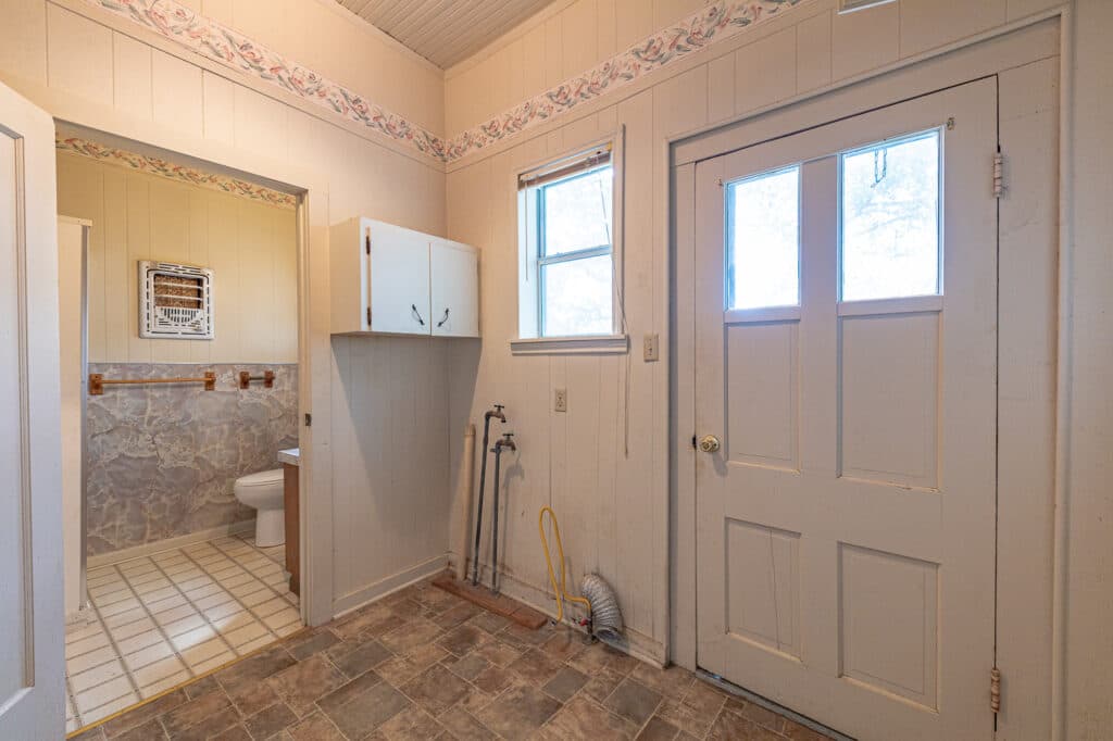 1306 N Ave G, Shiner — public listing photo 13
