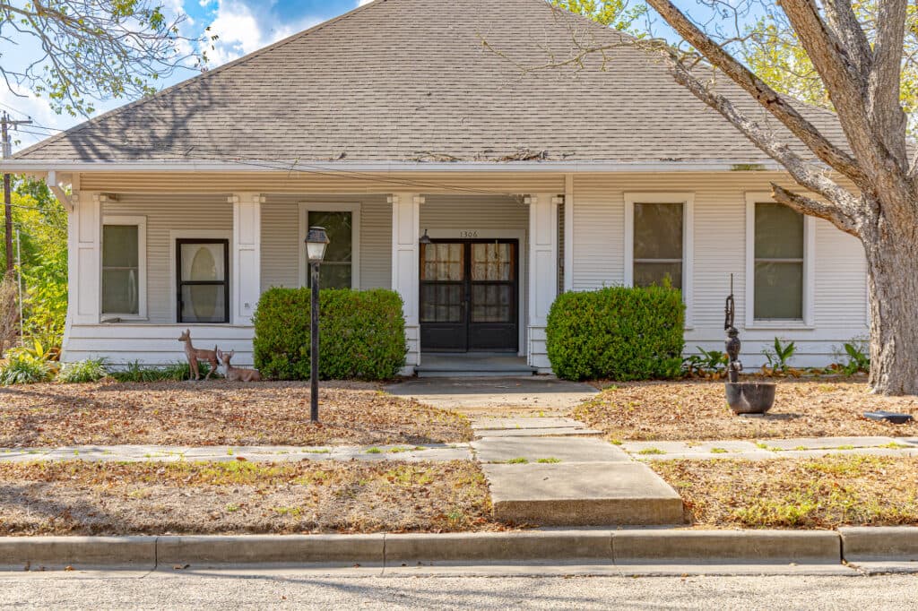 1306 N Ave G, Shiner — public listing photo 18