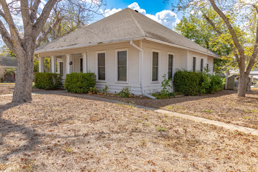 1306 N Ave G, Shiner — public listing photo 19