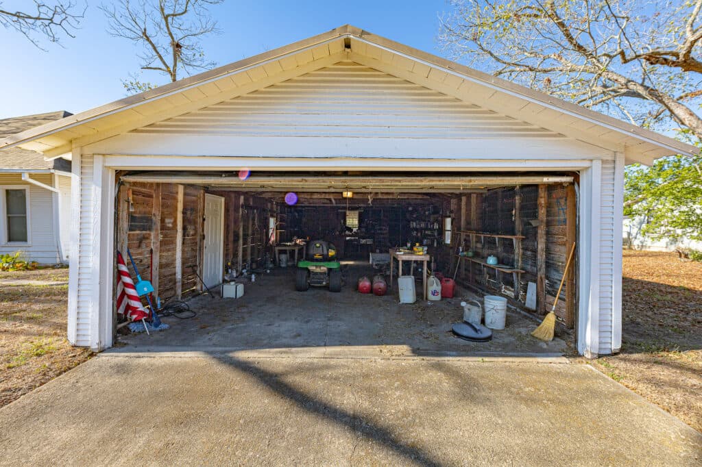 1306 N Ave G, Shiner — public listing photo 21