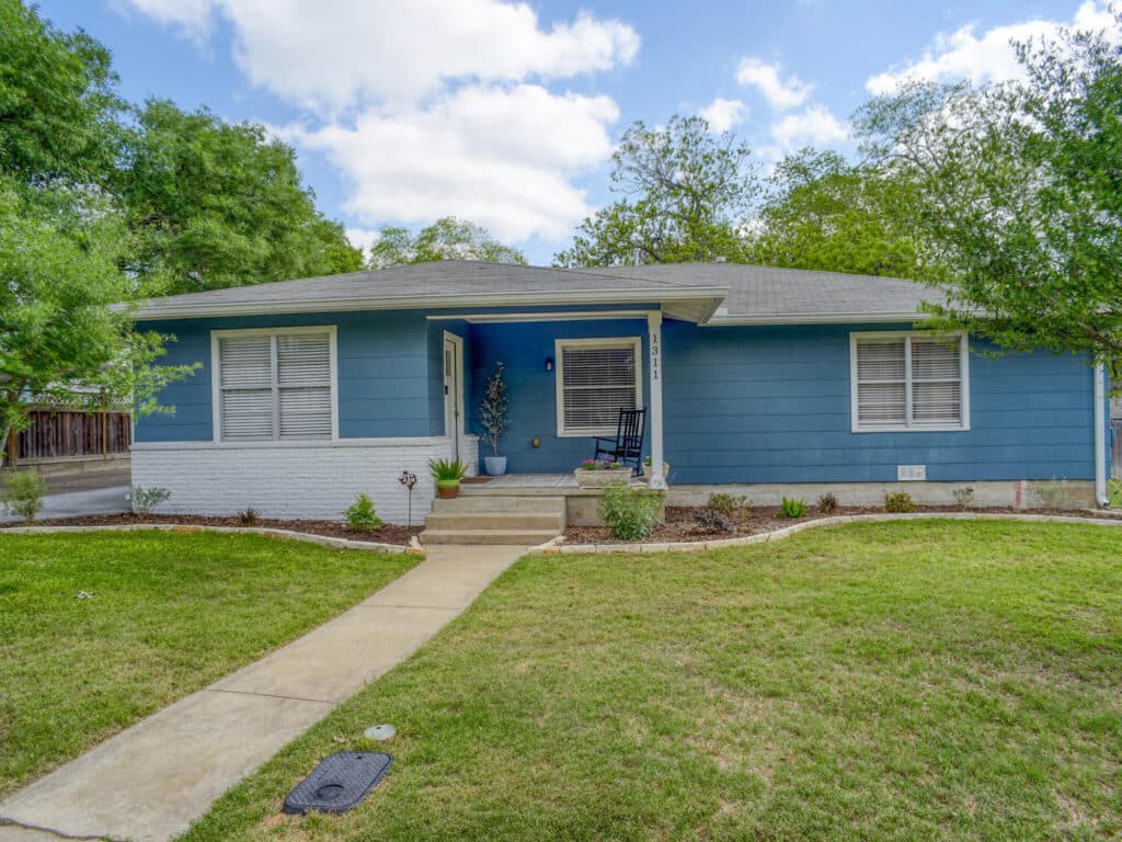 1311 N Ave F Shiner, TX 77984 — public listing photo 2