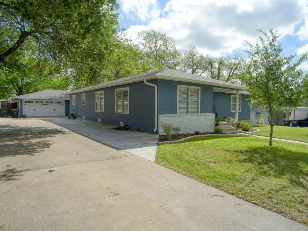 1311 N Ave F Shiner, TX 77984 — public listing photo 3