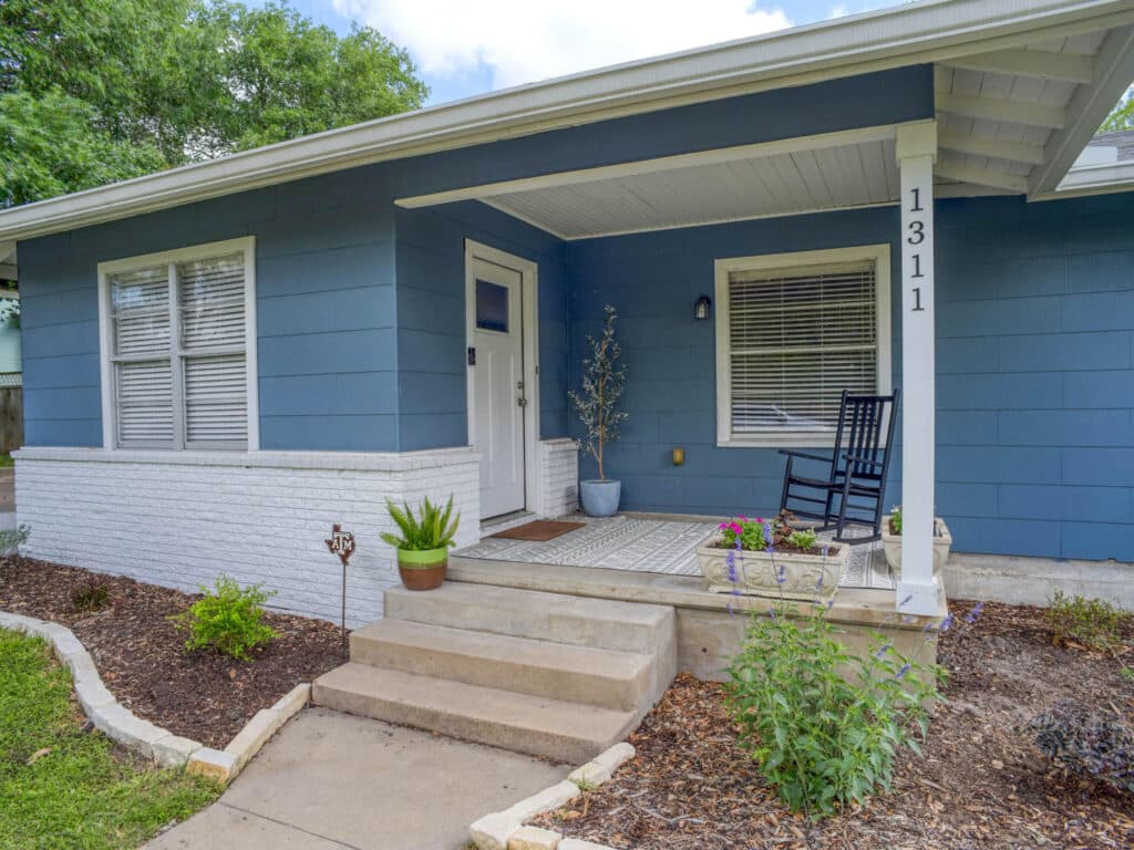 1311 N Ave F Shiner, TX 77984 — public listing photo 4