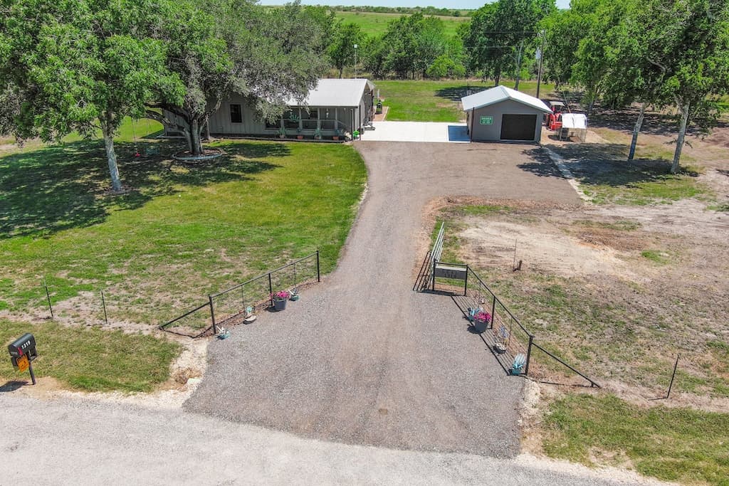 1319 County Road 339, Shiner, TX 77984 — public listing photo 16