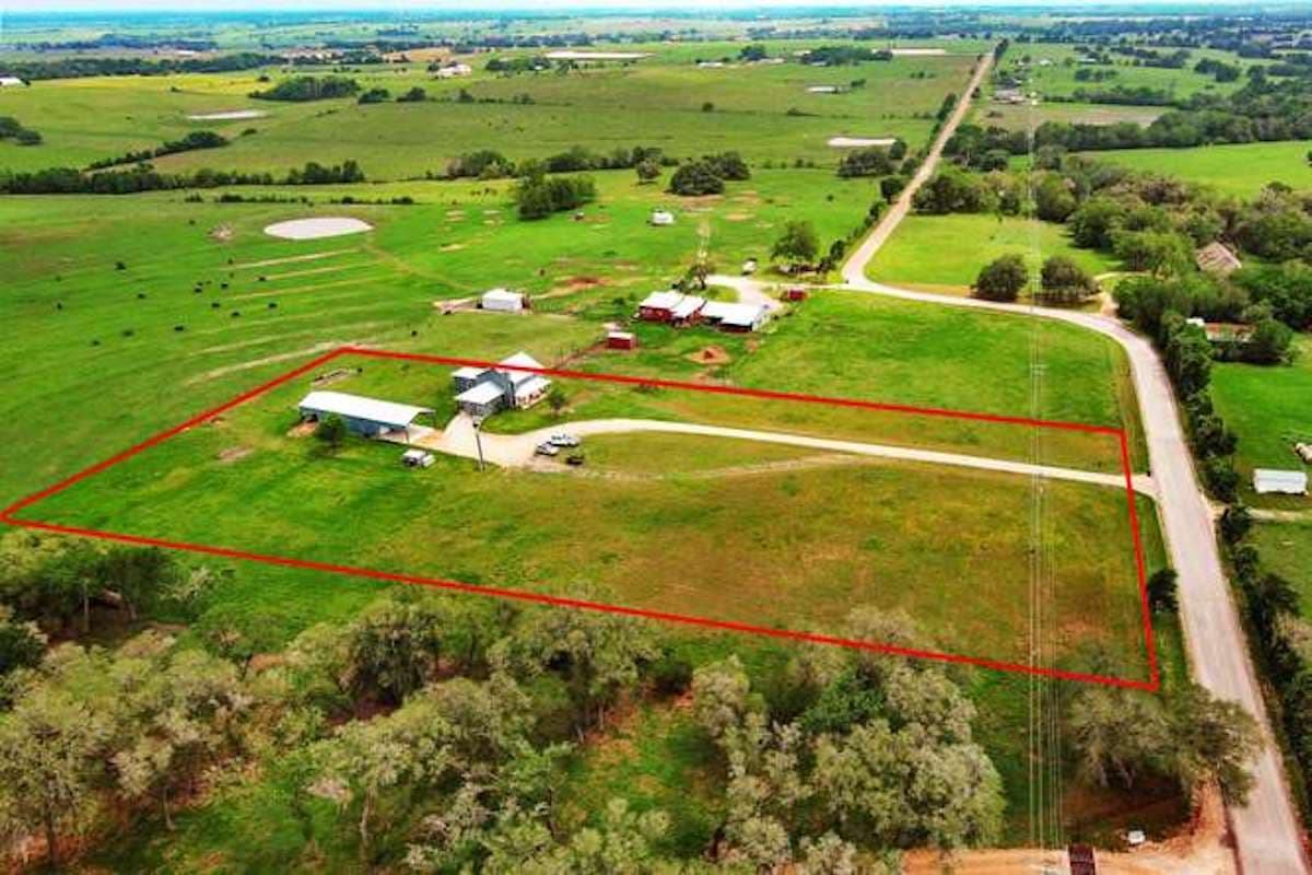 1345 E. Old Hallettsville Rd., Flatonia, TX — public listing photo 2