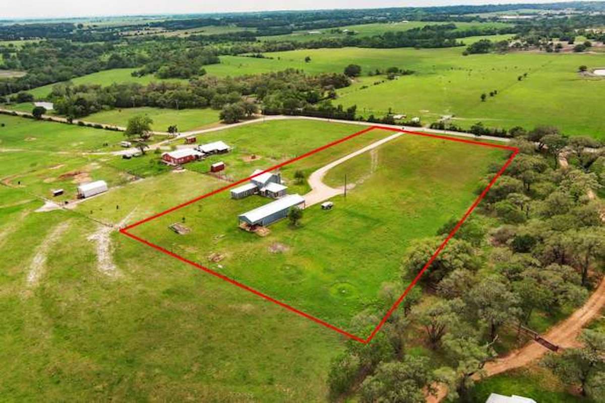 1345 E. Old Hallettsville Rd., Flatonia, TX — public listing photo 3