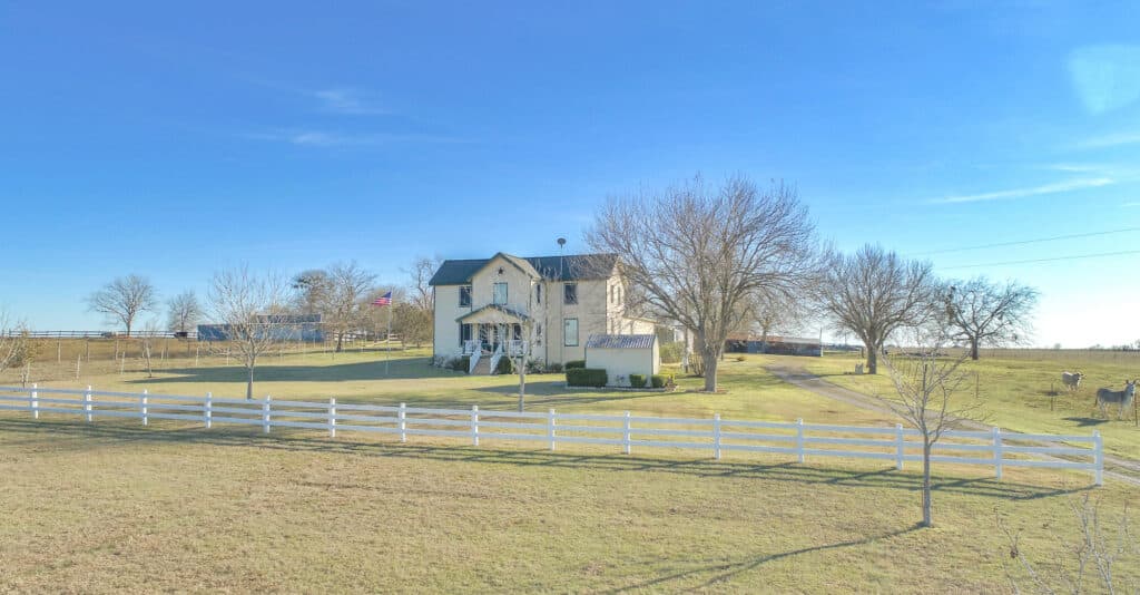 13634 FM 340, Shiner TX 77984 — public listing photo 2