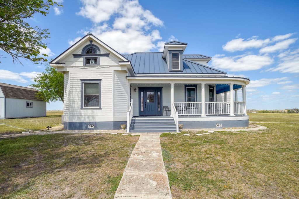 1370 County Road 353, Shiner — public listing photo 2