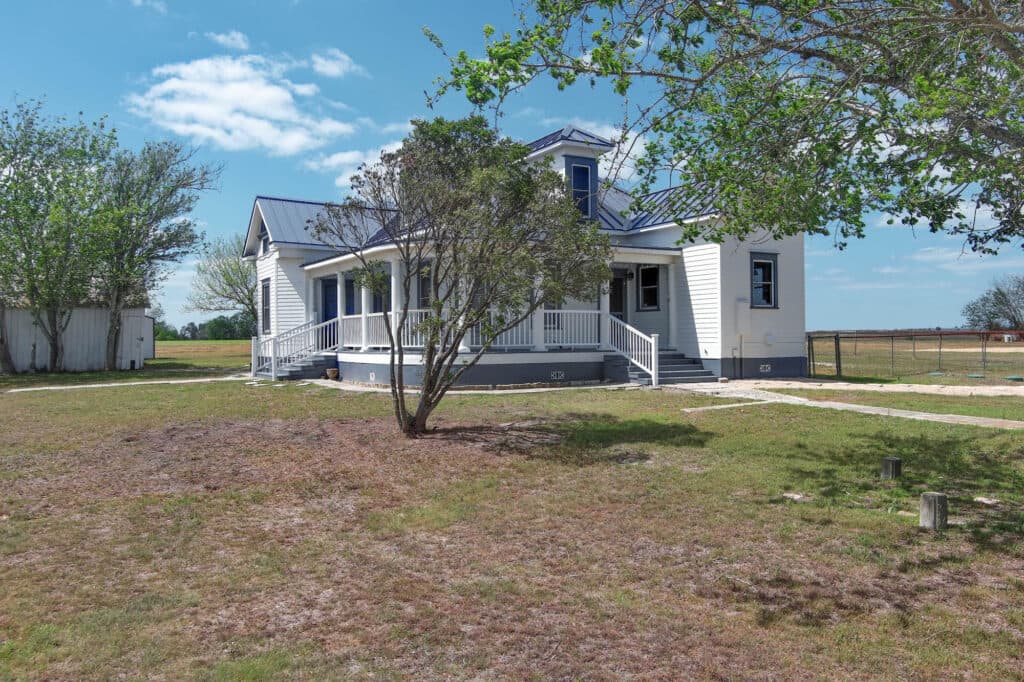 1370 County Road 353, Shiner — public listing photo 3