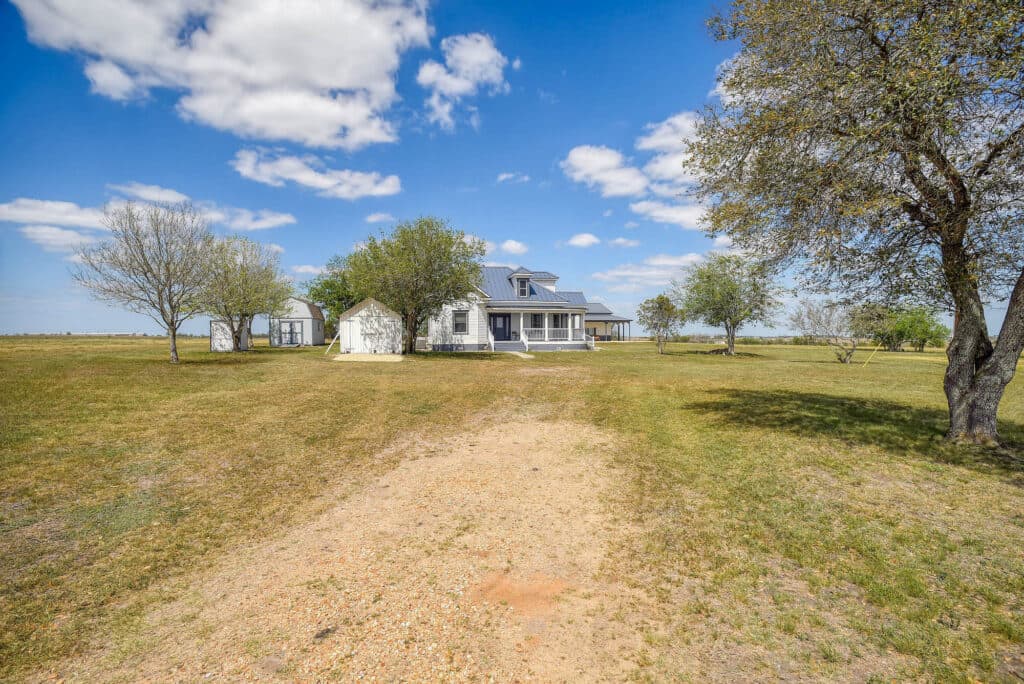 1370 County Road 353, Shiner — public listing photo 4