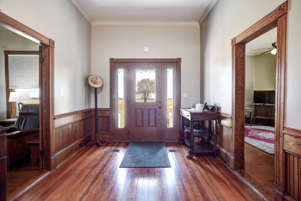 1370 County Road 353, Shiner — public listing photo 8