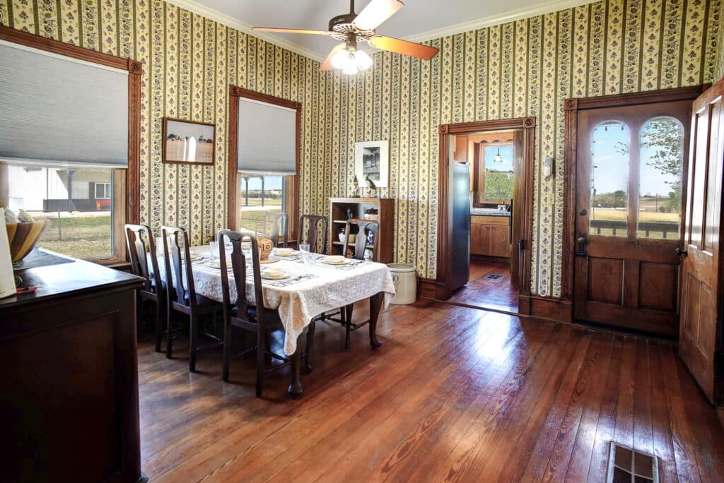 1370 County Road 353, Shiner — public listing photo 13
