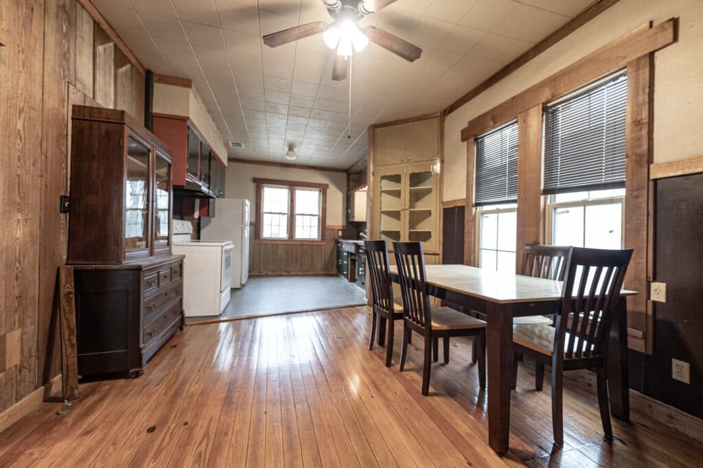 1404 N Ave B, Shiner — public listing photo 5